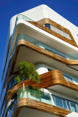 Şehir yaşamı, Milan 'daki modern park, Lombardy, İtalya, Üç Kuleli