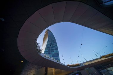 Şehir yaşamı, Milan 'daki modern park, Lombardy, İtalya, Üç Kuleli