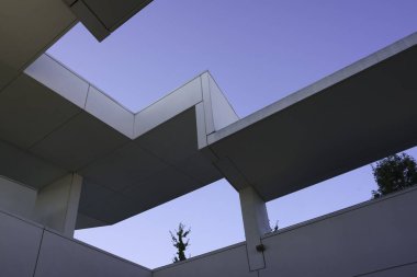 Şehir yaşamı, Milan 'daki modern park, Lombardy, İtalya, Üç Kuleli