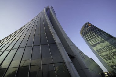 Şehir yaşamı, Milan 'daki modern park, Lombardy, İtalya, Üç Kuleli