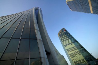 Şehir yaşamı, Milan 'daki modern park, Lombardy, İtalya, Üç Kuleli