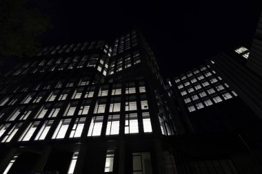 Gattamelata üzerinden modern binalar Milano, Lombardy, İtalya, akşam