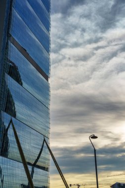 Şehir yaşamı, Milan 'daki modern park, Lombardy, İtalya, Üç Kuleli