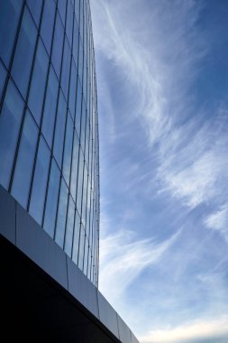 Şehir yaşamı, Milan 'daki modern park, Lombardy, İtalya, Üç Kuleli