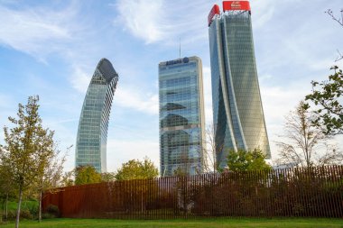 Şehir yaşamı, Milan 'daki modern park, Lombardy, İtalya, Üç Kuleli