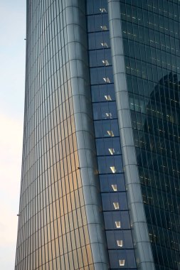 Şehir yaşamı, Milan 'daki modern park, Lombardy, İtalya, Üç Kuleli