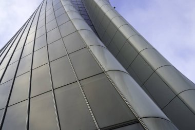 Şehir yaşamı, Milan 'daki modern park, Lombardy, İtalya, Üç Kuleli