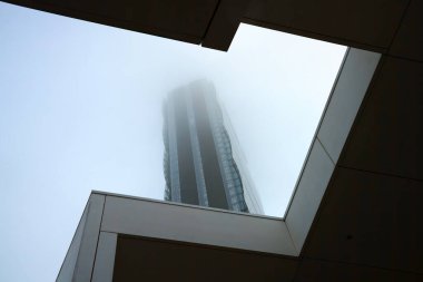 Şehir yaşamı, Milan 'daki modern park, Lombardy, İtalya, Üç Kuleli