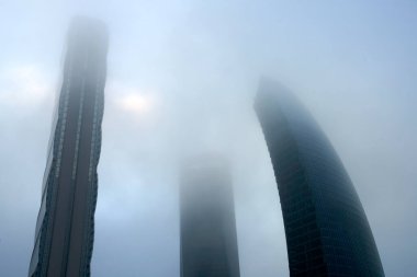 Şehir yaşamı, Milan 'daki modern park, Lombardy, İtalya, Üç Kuleli