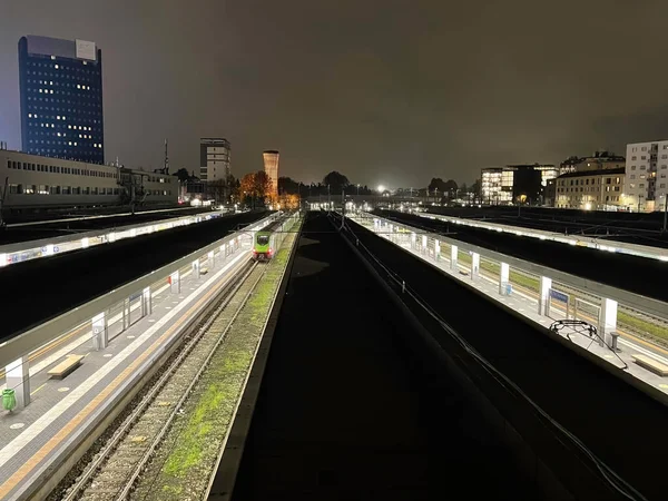 Milano, Lombardy, İtalya 'daki Porta Garibaldi tren istasyonu.