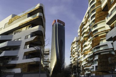 Şehir yaşamı, Milan 'daki modern park, Lombardy, İtalya, Üç Kuleli