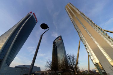 Şehir yaşamı, Milan 'daki modern park, Lombardy, İtalya, Üç Kuleli