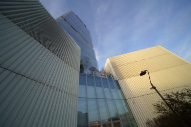 Şehir yaşamı, Milan 'daki modern park, Lombardy, İtalya, Üç Kuleli