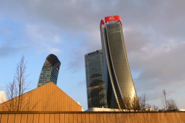 Şehir yaşamı, Milan 'daki modern park, Lombardy, İtalya, Üç Kuleli