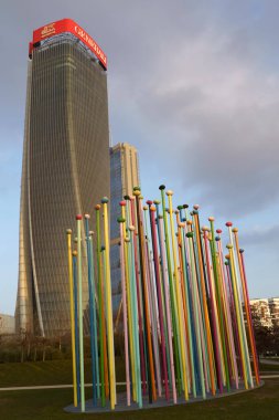 Şehir yaşamı, Milan 'daki modern park, Lombardy, İtalya, Üç Kuleli