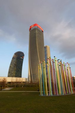 Şehir yaşamı, Milan 'daki modern park, Lombardy, İtalya, Üç Kuleli