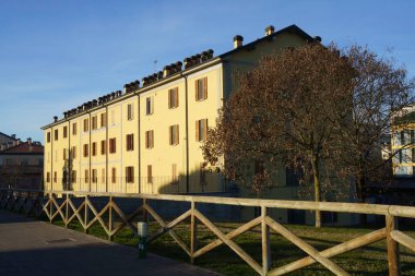 Milan, Lombardy, İtalya: Şubat ayında Milano ve Pavia arasında bulunan Naviglio Pavese boyunca eski binalar