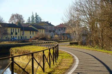 Milan, Lombardy, İtalya: Şubat ayında Milano ve Pavia arasındaki Naviglio Pavese kanalı boyunca kış manzarası