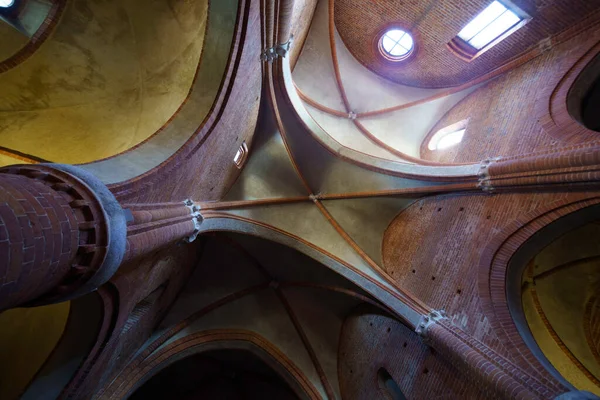 ミラノ州モリモンドの中世修道院の内部 ロンバルディア イタリア — ストック写真
