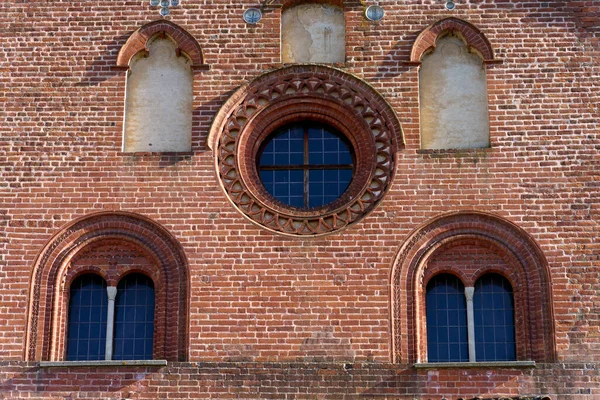 이탈리아 롬바르디아 밀라노 지방에 중세의 모르몬 수도원 앞에서 — 스톡 사진