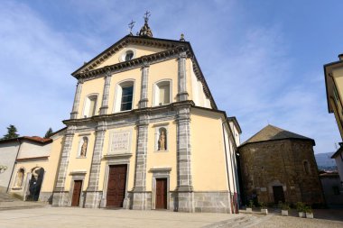 Oggiono, Lecco, Lombardy, İtalya 'daki tarihi Sant Eufemia kilisesinin dışı.