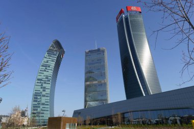 Şehir yaşamı, Milan 'daki modern park, Lombardy, İtalya, Üç Kuleli