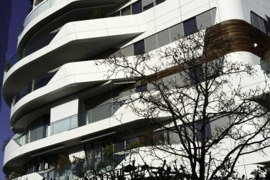 Şehir yaşamı, Milan 'daki modern park, Lombardy, İtalya, Üç Kuleli