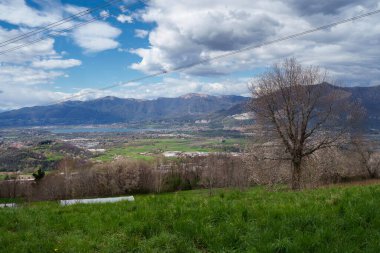 Colle Brianza 'dan Annone Gölü manzarası, Lecco ili, Lombardy, İtalya, ilkbahar zamanı