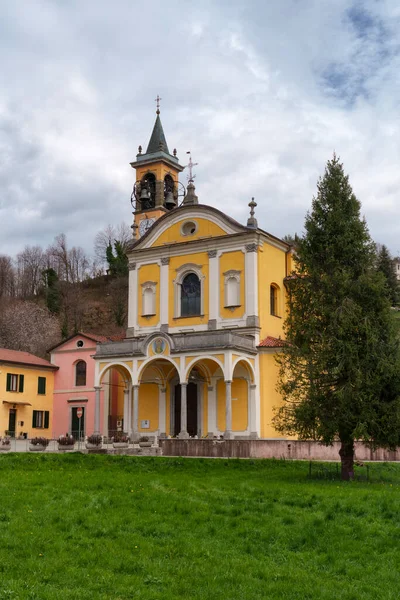 春のイタリア ロンバルディア州レッコ県ブリアンツァ大佐の古い教会の外観 — ストック写真