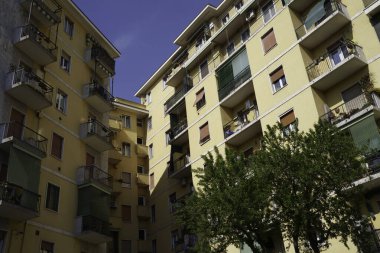 Milano, Lombardy, İtalya 'daki Bodoni boyunca modern konut binaları