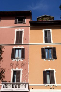 Milano, Lombardiya, İtalya 'daki Varesina boyunca eski konut binaları restore edildi