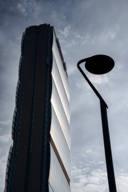 Şehir yaşamı, Milan 'daki modern park, Lombardy, İtalya, Üç Kuleli