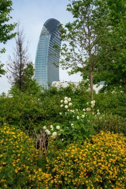 Şehir yaşamı, Milan 'daki modern park, Lombardy, İtalya, Üç Kuleli