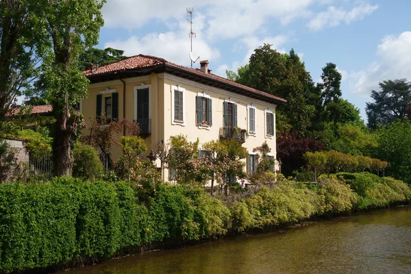 Zabytkowy Dom Nad Kanałem Martesana Mediolanie Lombardia Włochy — Zdjęcie stockowe