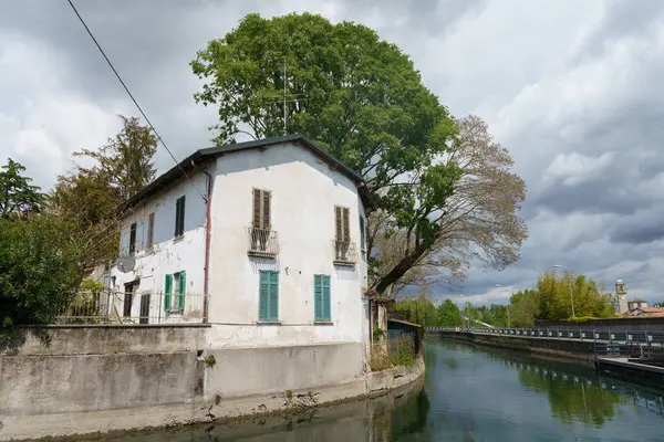 Zabytkowy Dom Nad Kanałem Martesana Mediolan Lombardia Włochy — Zdjęcie stockowe