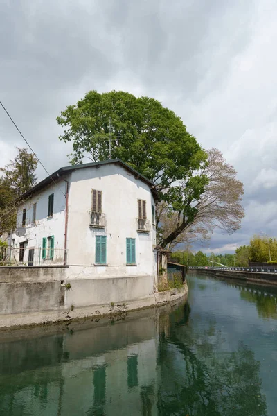 意大利伦巴第米兰Martesana运河沿线的历史建筑 — 图库照片