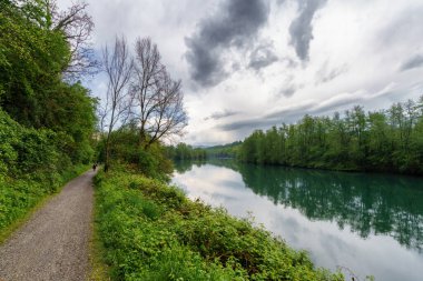 İlkbaharda Trezzo yakınlarındaki Adda Nehri 'nin bisiklet yolu boyunca manzara