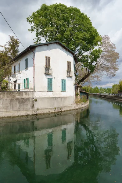 Zabytkowy Dom Nad Kanałem Martesana Mediolan Lombardia Włochy — Zdjęcie stockowe