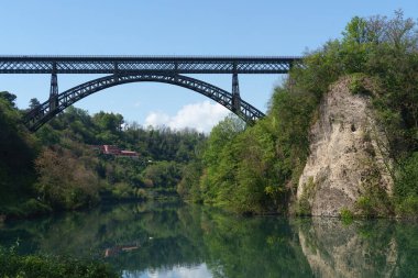 Paderno, Lombardy, İtalya 'daki Adda Nehri üzerindeki demir köprü.