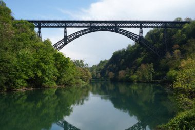 Paderno, Lombardy, İtalya 'daki Adda Nehri üzerindeki demir köprü.