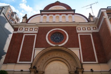 Piero della Francesca üzerinden eski San Giuseppe della Pace cephesi, Milan, Lombardy, İtalya bugünlerde bir gece kulübüne ev sahipliği yapıyor.
