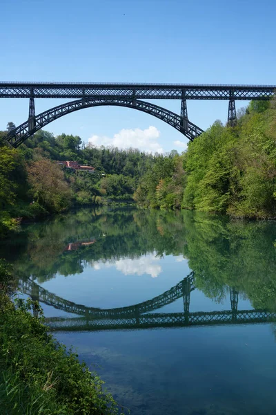 イタリア ロンバルディア州パデルノのAdda川にかかる鉄橋 — ストック写真