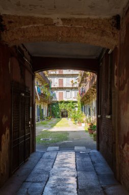 Milano, Lombardiya, İtalya 'daki Piero della Francesca boyunca eski konut binaları