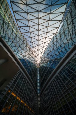 Lombardia Sarayı, Milano, Lombardiya, İtalya 'daki modern bina ve Piazza Citta di Lombardia olarak bilinen kapalı meydan.