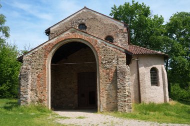 İtalya, Lombardy 'deki Varese ili Castáprio Arkeoloji Parkı. Unesco Dünya Mirası Alanı: Santa Maria Foris Portas Kilisesi