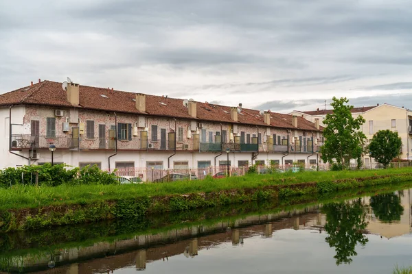 stock image Historic buildings along the Naviglio Pavese at Rozzano, Milan, Lombardy, Italy