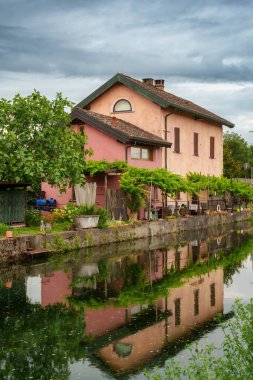 Naviglio Pavese boyunca bisiklet yolu boyunca Milan 'dan Pavia, Lombardy, İtalya' ya. Yayalar ve bisikletler için yol, eski ev