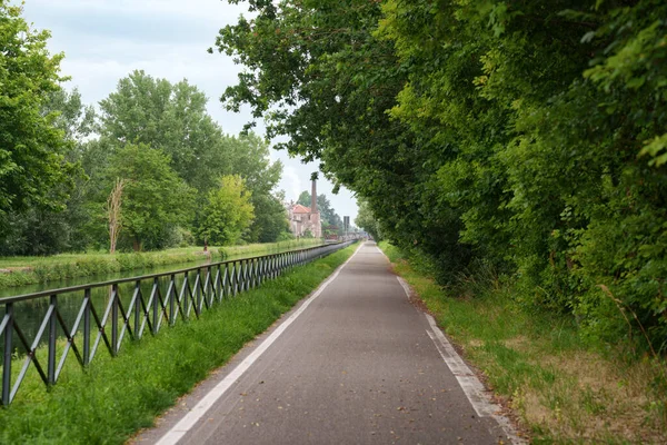 ミラノからパヴィア ロンバルディア イタリアへのナビリオ パヴェーゼ沿いのサイクリング 歩行者 自転車道 — ストック写真