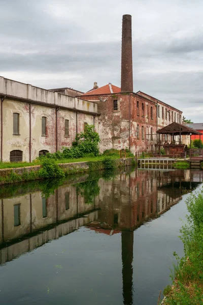 从米兰到意大利伦巴第的帕维亚 沿着Naviglio Pavese自行车道 行人及单车径 旧工业楼宇 — 图库照片