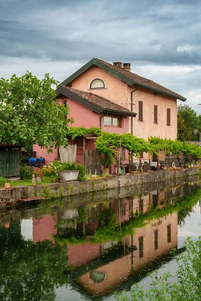 从米兰到意大利伦巴第的帕维亚 沿着Naviglio Pavese自行车道 行人和自行车 老房子的路径 — 图库照片